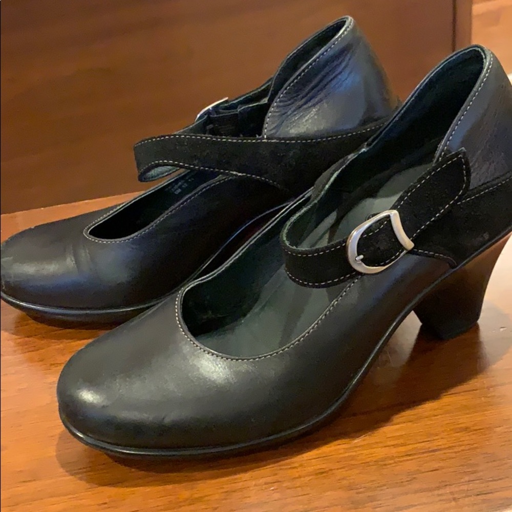 Leather black pump